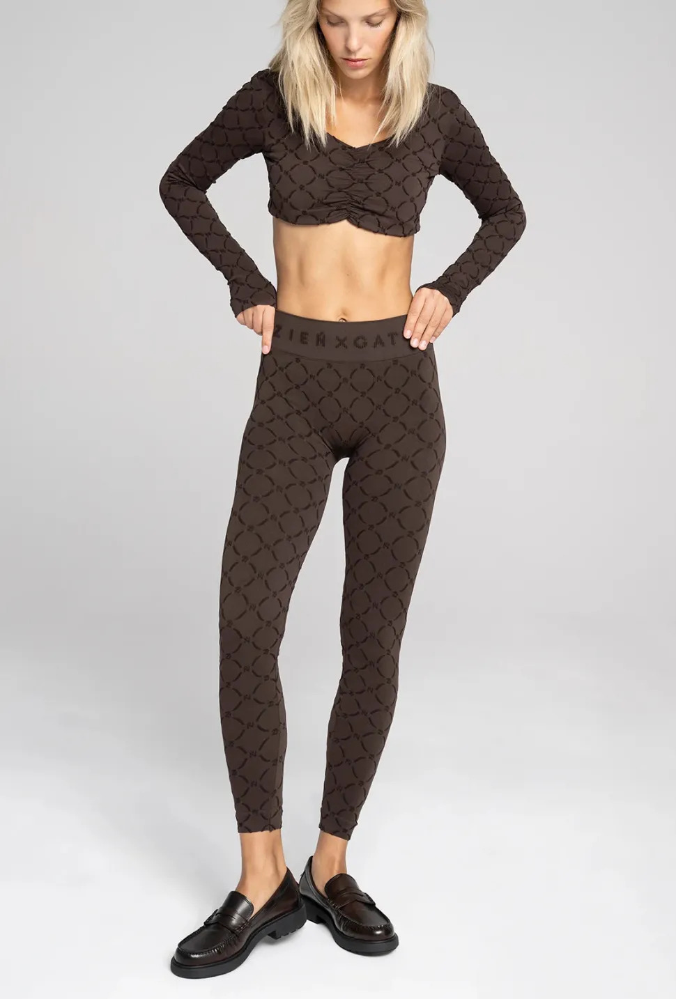 Brązowe legginsy Monogram z kolekcji Zień x Gatta