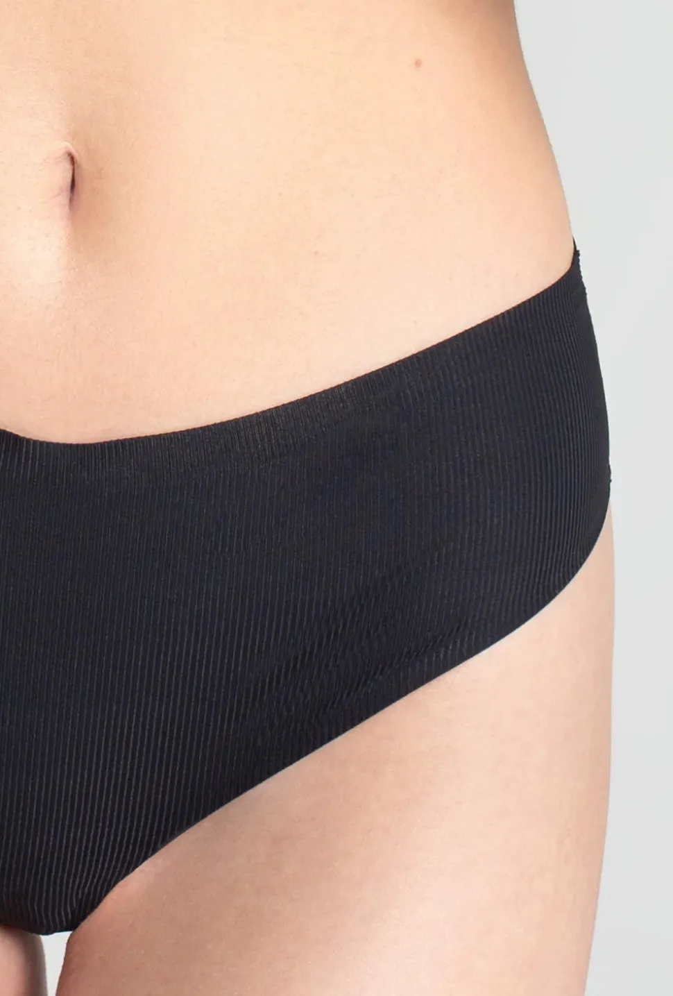 Sportowe stringi Lineri